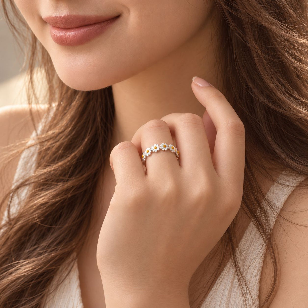 smiley model wearing daisy ring