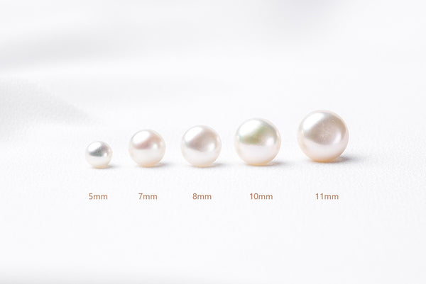 A series of pearls in various sizes displayed in a line, with labels indicating their sizes: 5mm, 7mm, 8mm, 10mm, and 11mm. On a white background