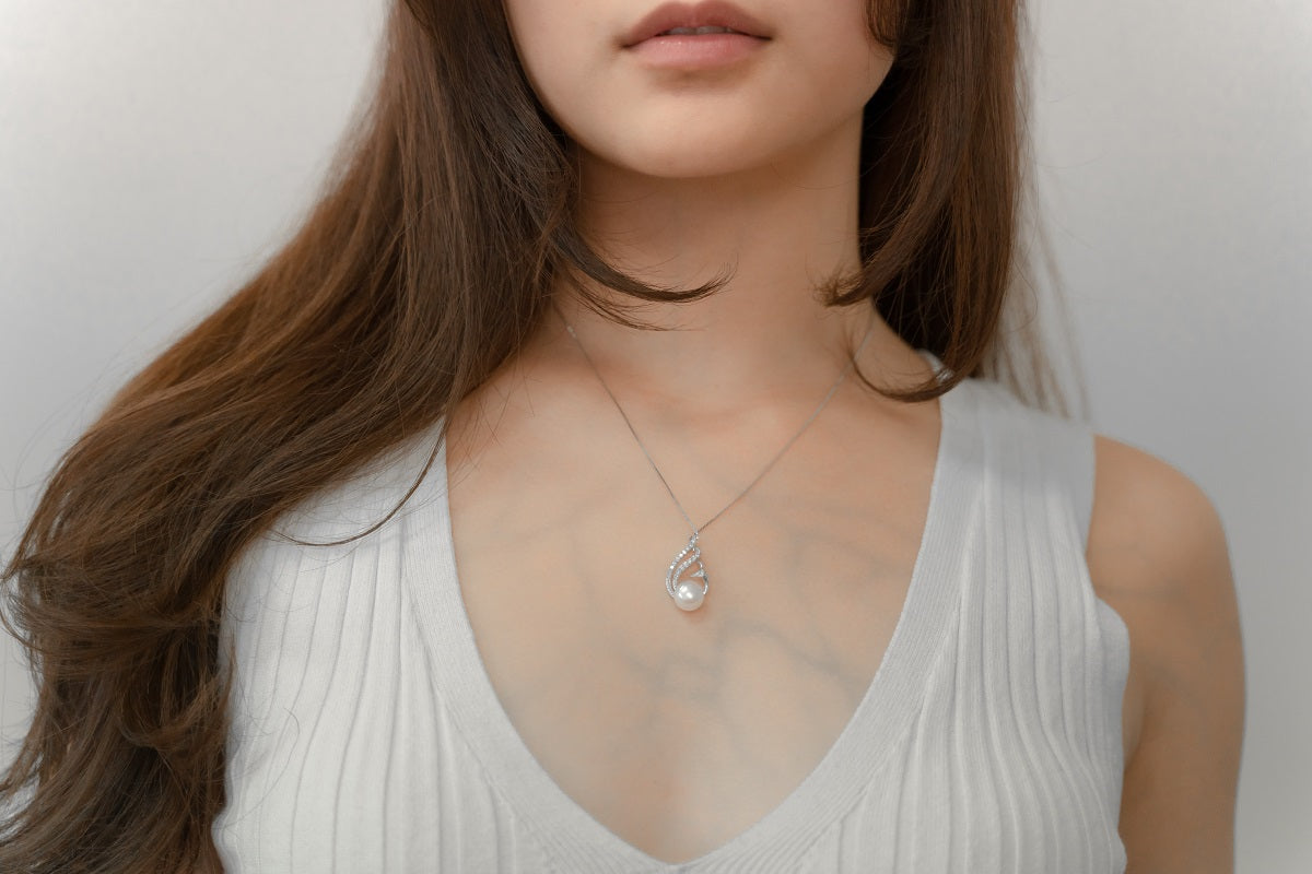 A women wear a freshwater pearl necklace with cubic zirconia stone.