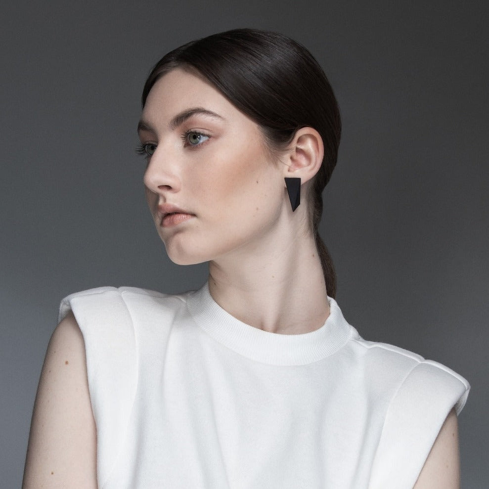 Model weaing minimalist design matt black earring