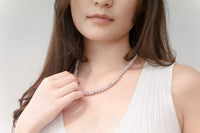 A women wearing a freshwater pearl necklace 